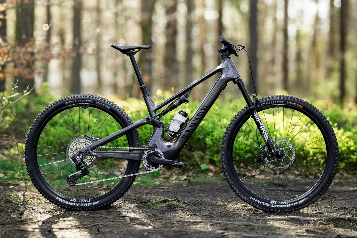 Canyon prezentē Neuron:ONfly - pirmo vieglo brenda elektrisko kalnu velosipēdu