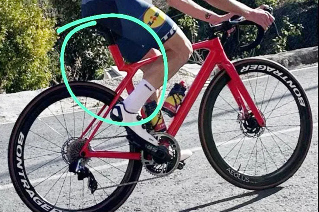 Nopludināti attēli ar jauno Trek šosejas velosipēdu