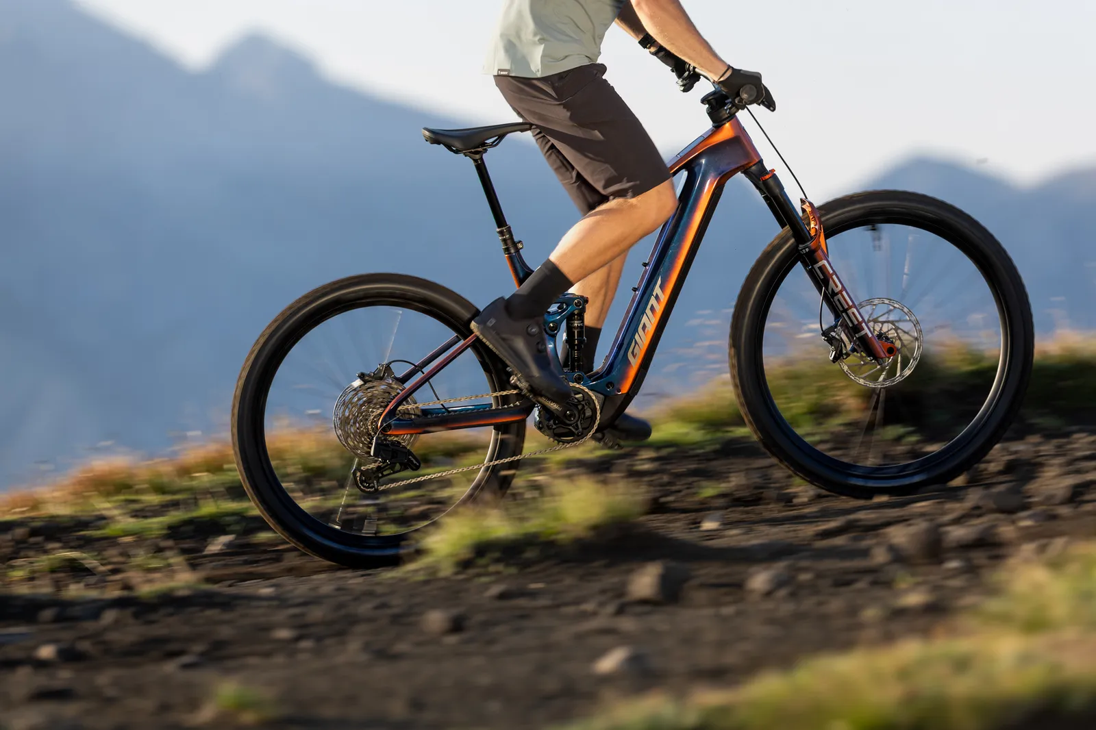 Giant Trance Advanced E+ un Liv Intrigue Advanced E+ ar saķeres kontroli un elektronisko nolaižamo balstu